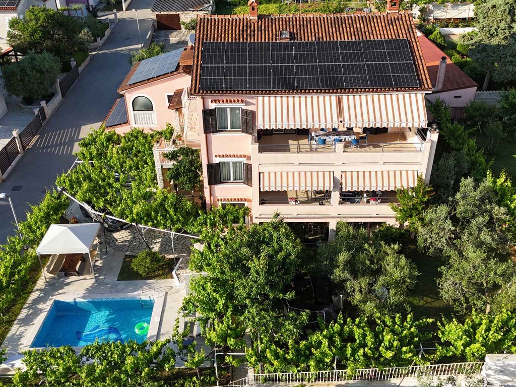 Ferienwohnung mit Pool und Grill
