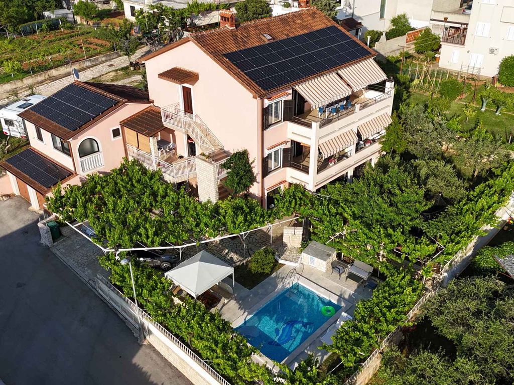 Ferienwohnung mit Pool und Grill