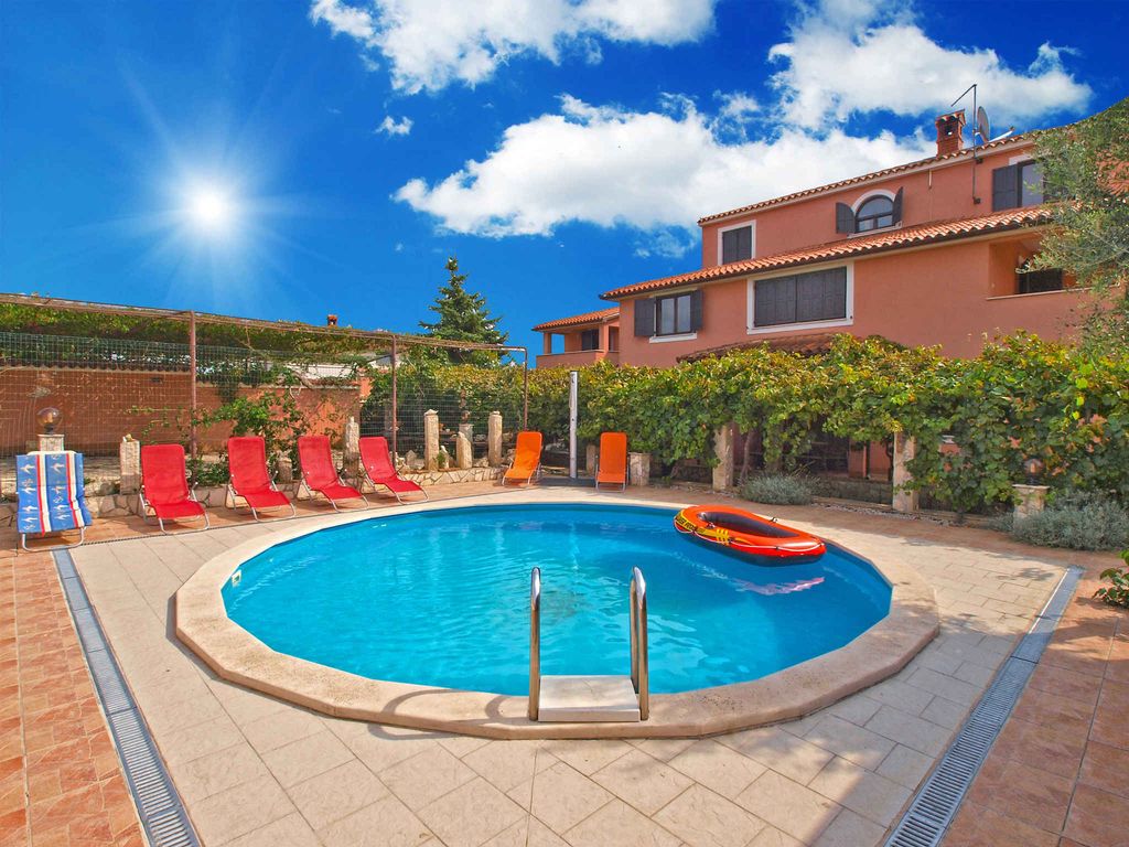 Ferienhaus mit Gemeinschaftspool und Klimaanlage