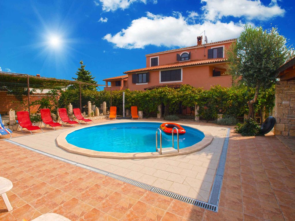 Ferienhaus mit Gemeinschaftspool und Klimaanlage