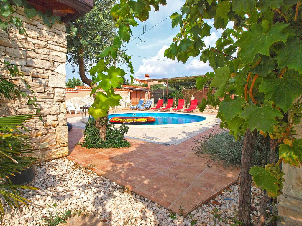 Ferienhaus mit Gemeinschaftspool und Klimaanlage