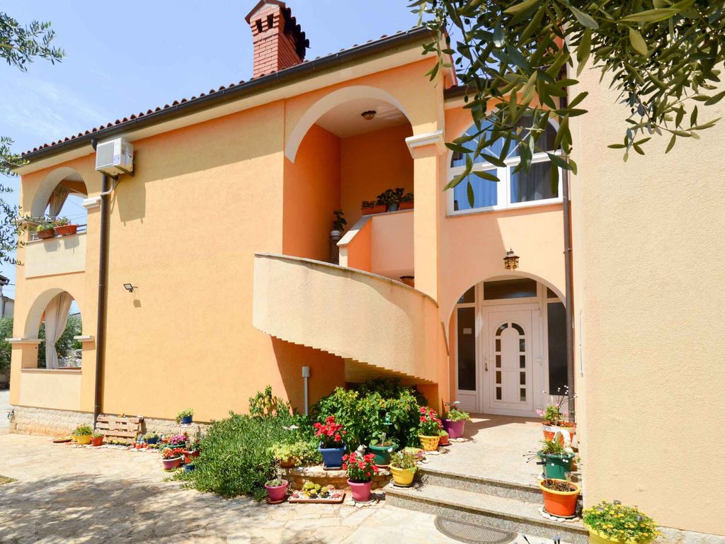Ferienwohnung mit Terrasse und Klimaanage