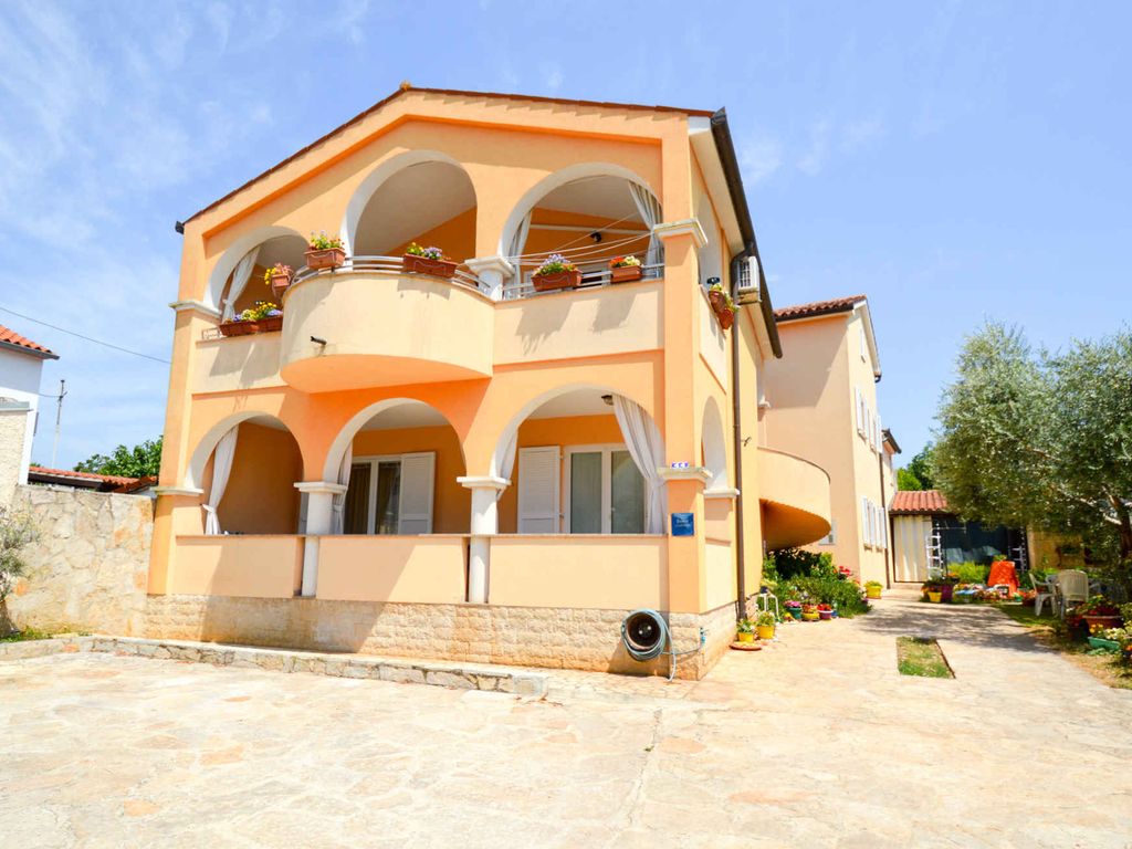 Ferienwohnung mit Terrasse und Klimaanage