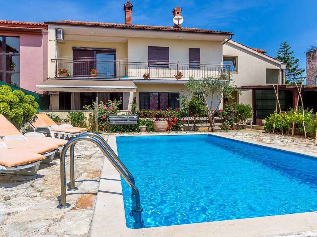 Ferienwohnung mit privatem Pool und Terrasse