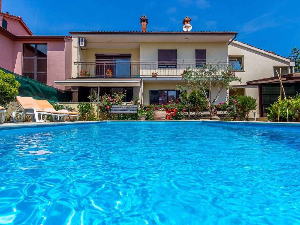 Ferienwohnung mit privatem Pool und Terrasse