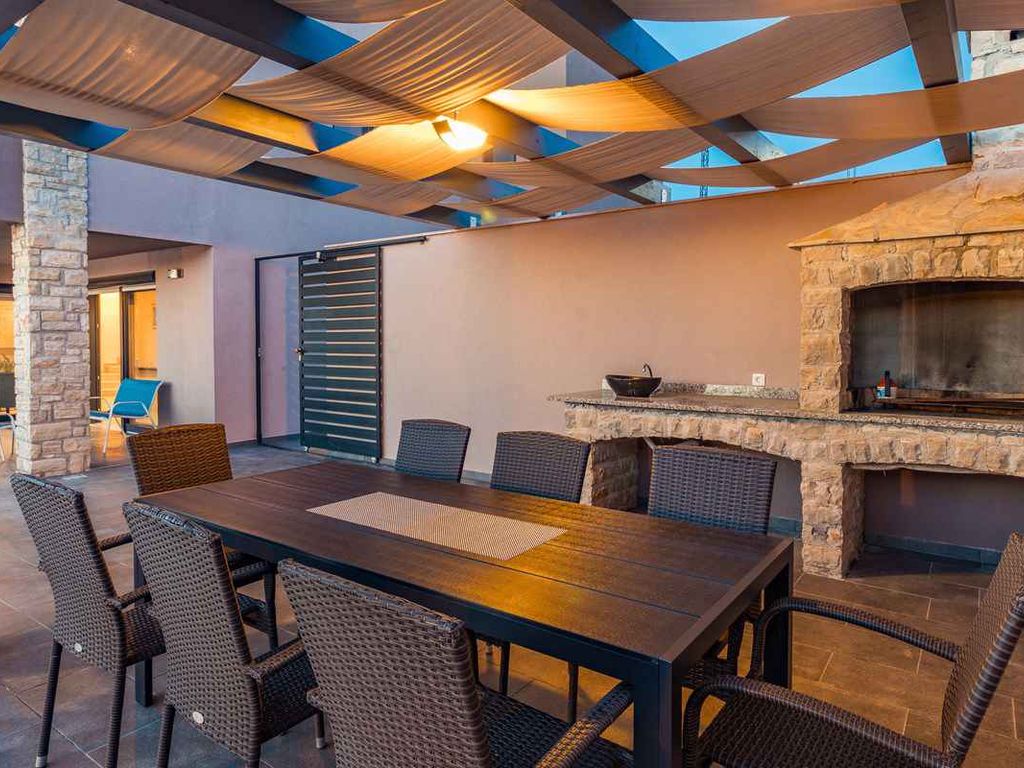 Villa mit Swimmingpool und Sonnenterrasse
