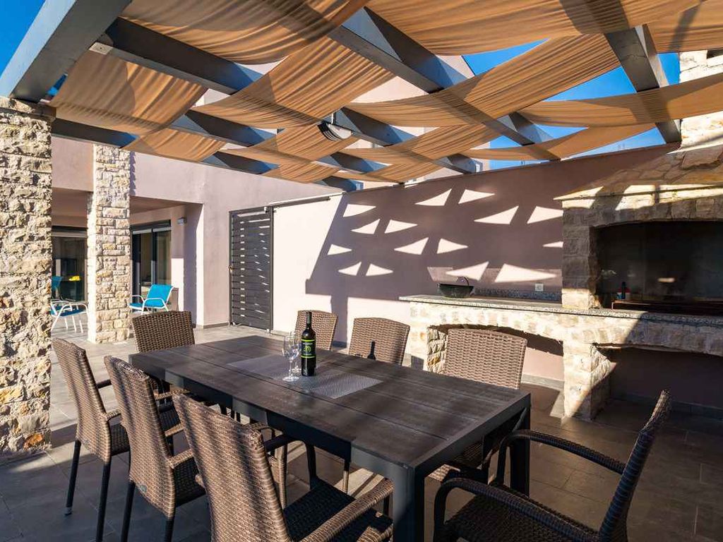 Villa mit Swimmingpool und Sonnenterrasse