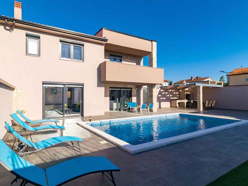 Villa mit Swimmingpool und Sonnenterrasse