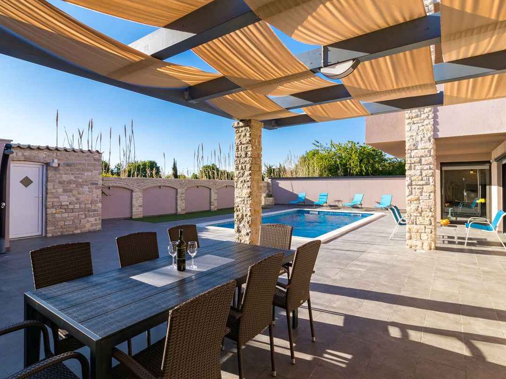 Villa mit Swimmingpool und Sonnenterrasse