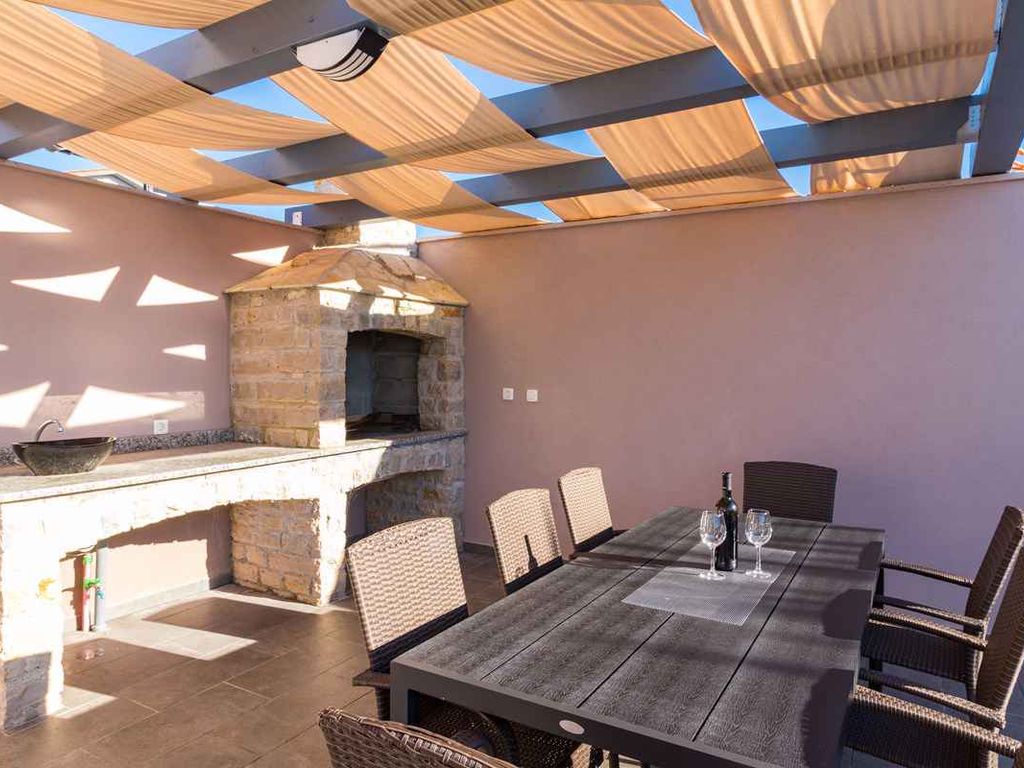 Villa mit Swimmingpool und Sonnenterrasse