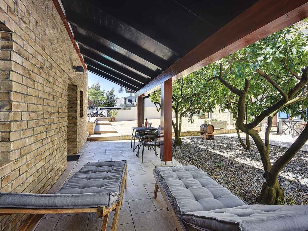 FerienWohnung mit Pool und Sonnenliegen