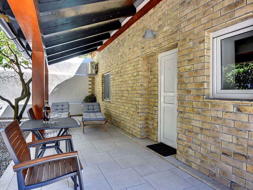 FerienWohnung mit Pool und Sonnenliegen