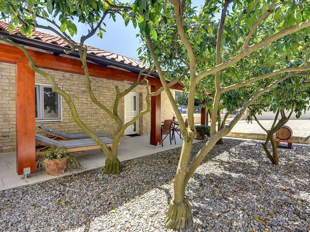 FerienWohnung mit Pool und Sonnenliegen