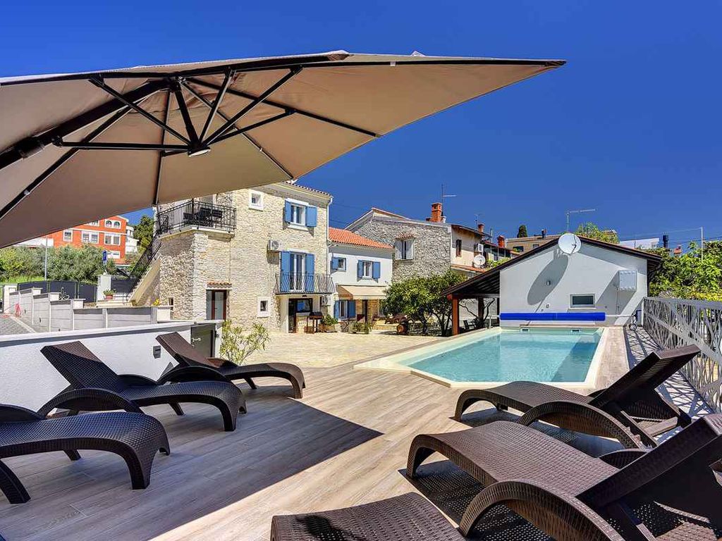 FerienWohnung mit Pool und Sonnenliegen