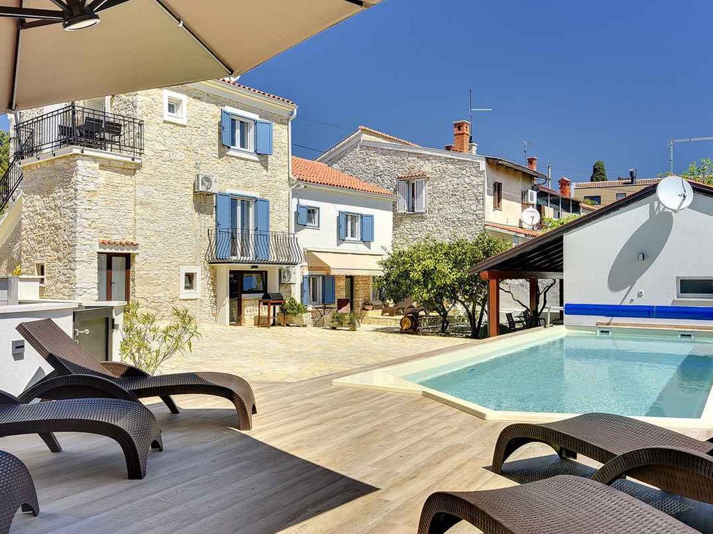 FerienWohnung mit Pool und Sonnenliegen
