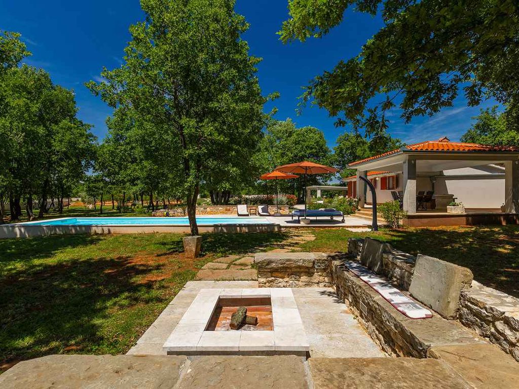 Villa mit Pool und großzügigem Grundstück