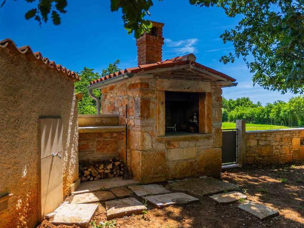 Villa mit Pool und großzügigem Grundstück