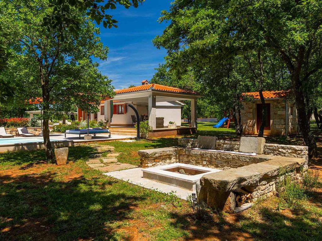 Villa mit Pool und großzügigem Grundstück