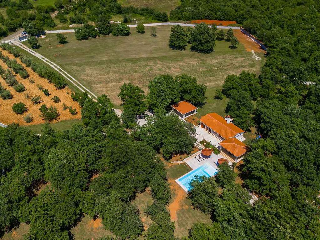 Villa mit Pool und großzügigem Grundstück