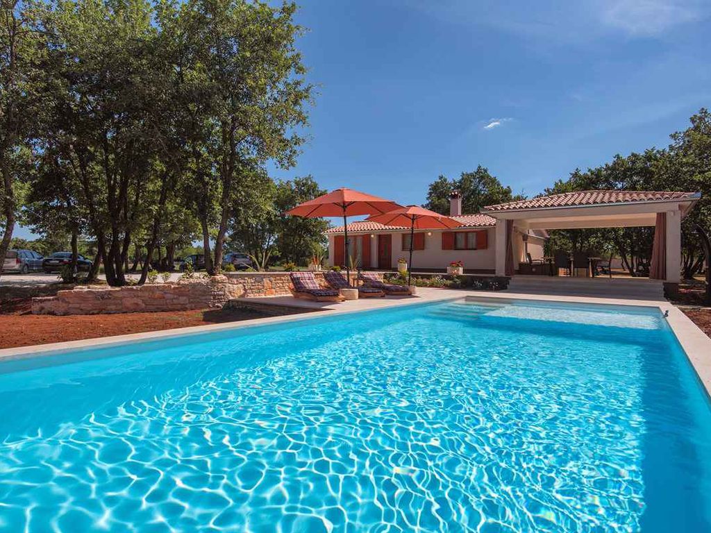 Villa mit Pool und großzügigem Grundstück