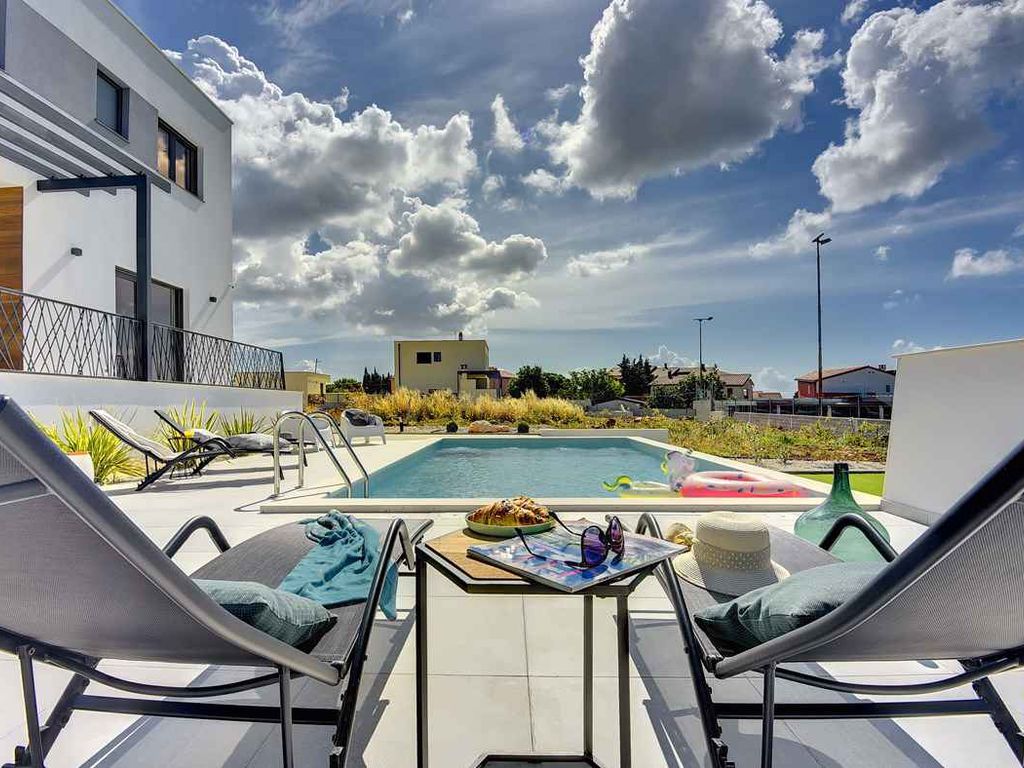 Villa mit Pool und Spielfeld