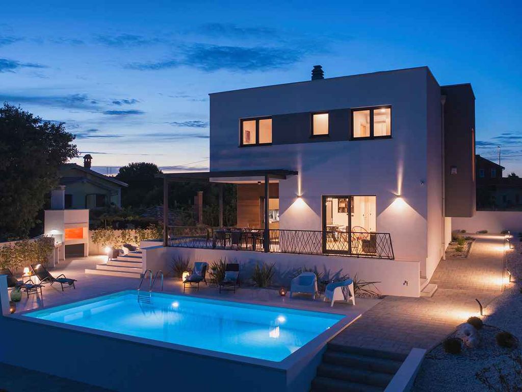 Villa mit Pool und Spielfeld