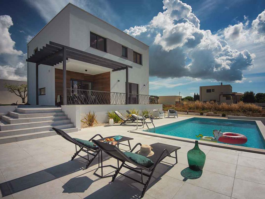 Villa mit Pool und Spielfeld