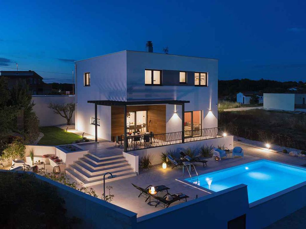 Villa mit Pool und Spielfeld