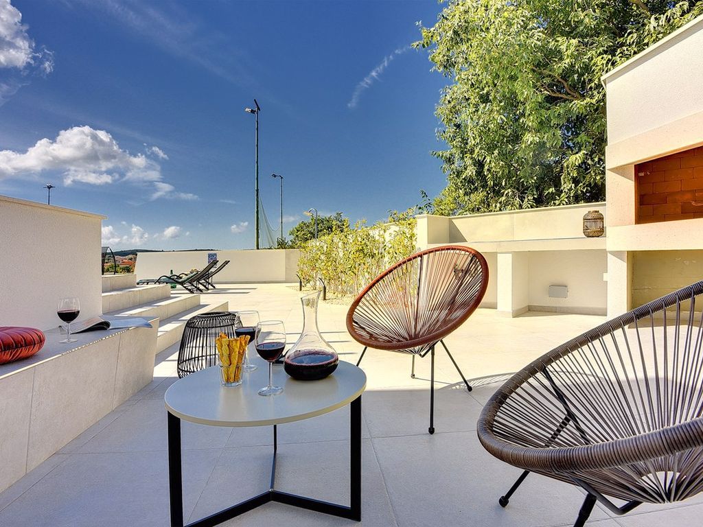 Villa mit Pool und Spielfeld