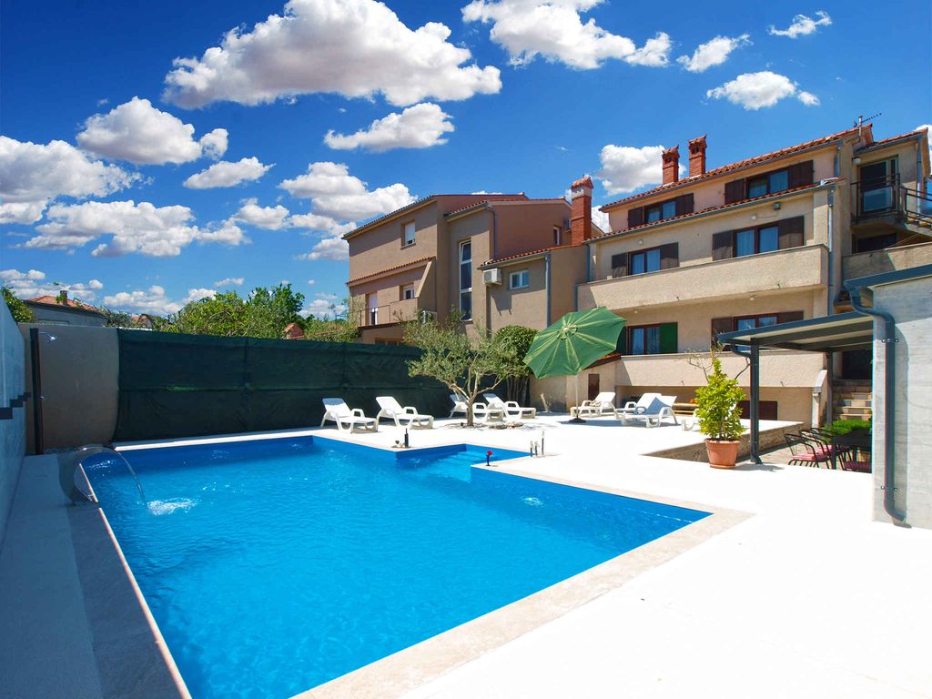 Ferienhaus mit Pool und Klimaanlage