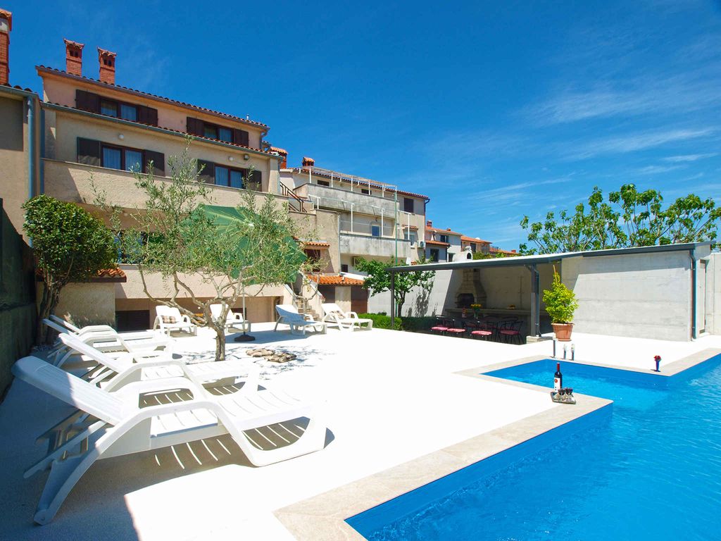 Ferienhaus mit Pool und Klimaanlage