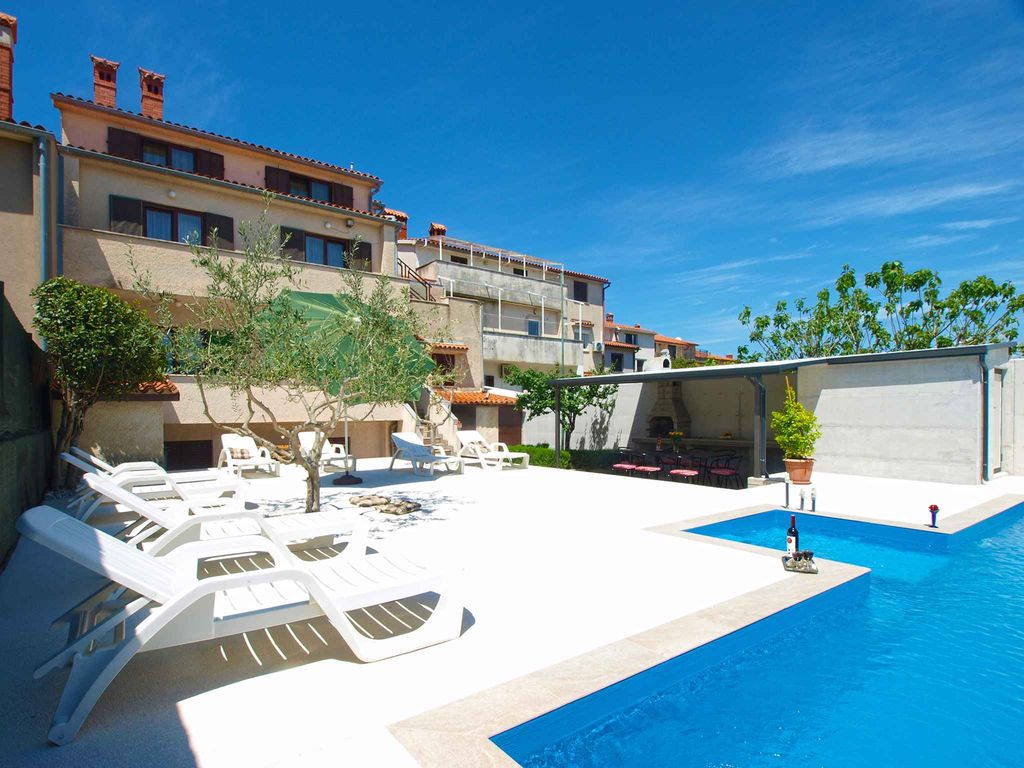 Ferienhaus mit Pool und Klimaanlage