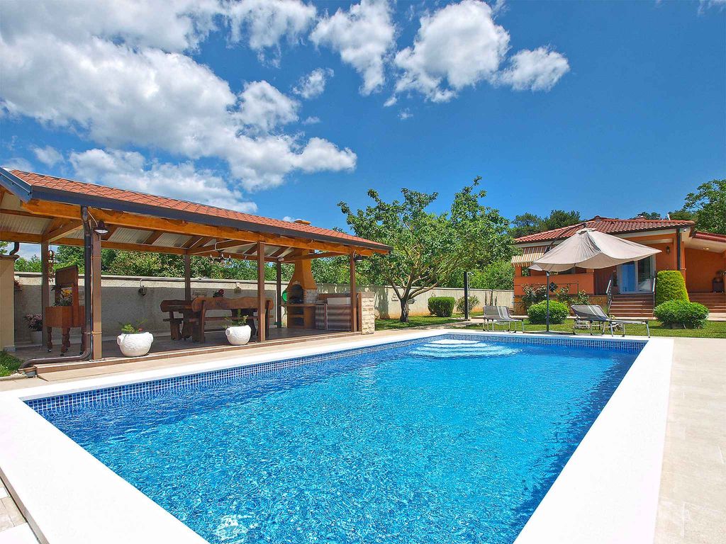Villa mit Pool für 6 Personen