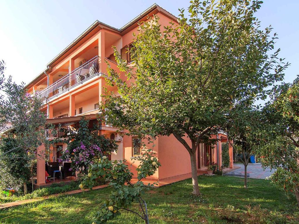Ferienwohnung mit Garten und Klimaanlage