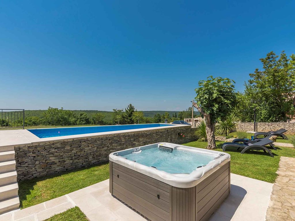 Ferienhaus mit Whirlpool und Pool