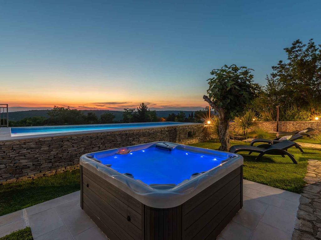 Ferienhaus mit Whirlpool und Pool