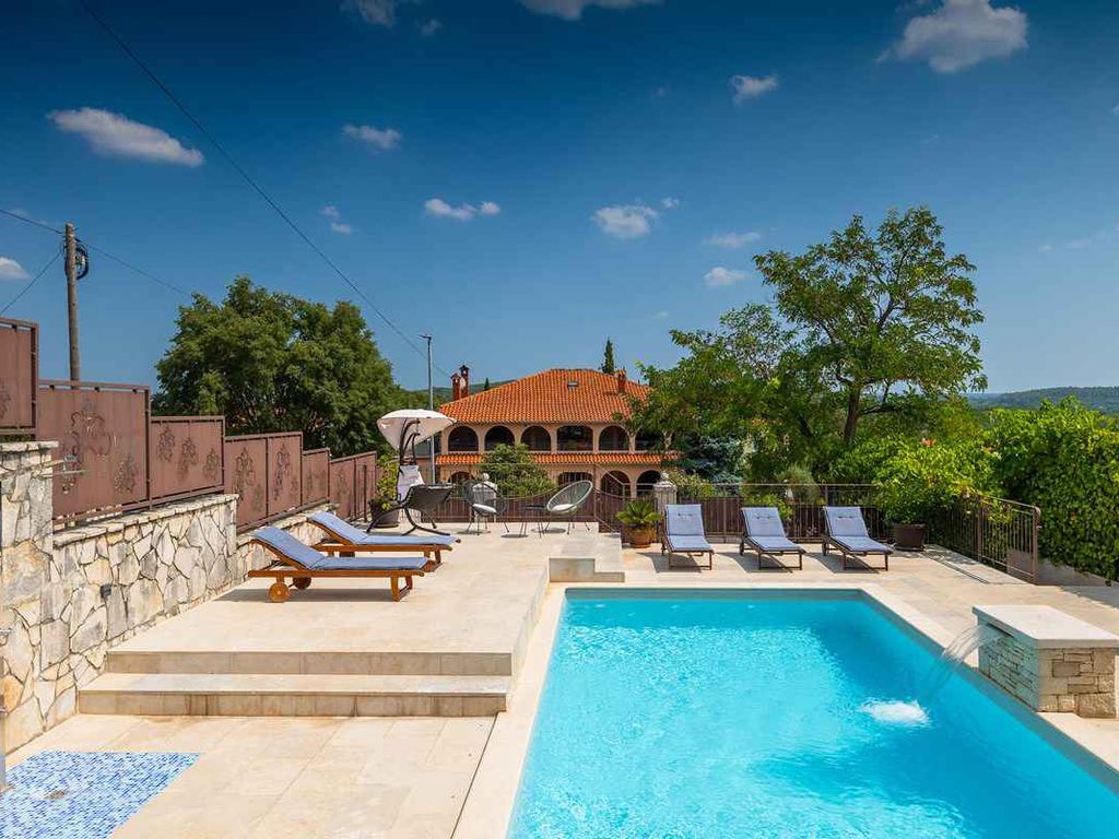 Villa mit Pool und Sonnenterrasse