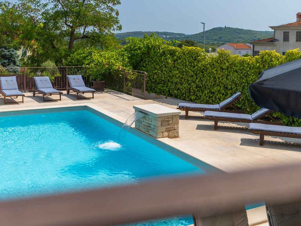 Villa mit Pool und Sonnenterrasse