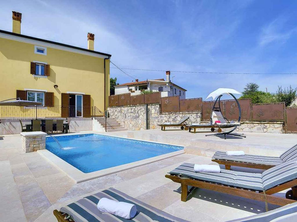 Villa mit Pool und Sonnenterrasse