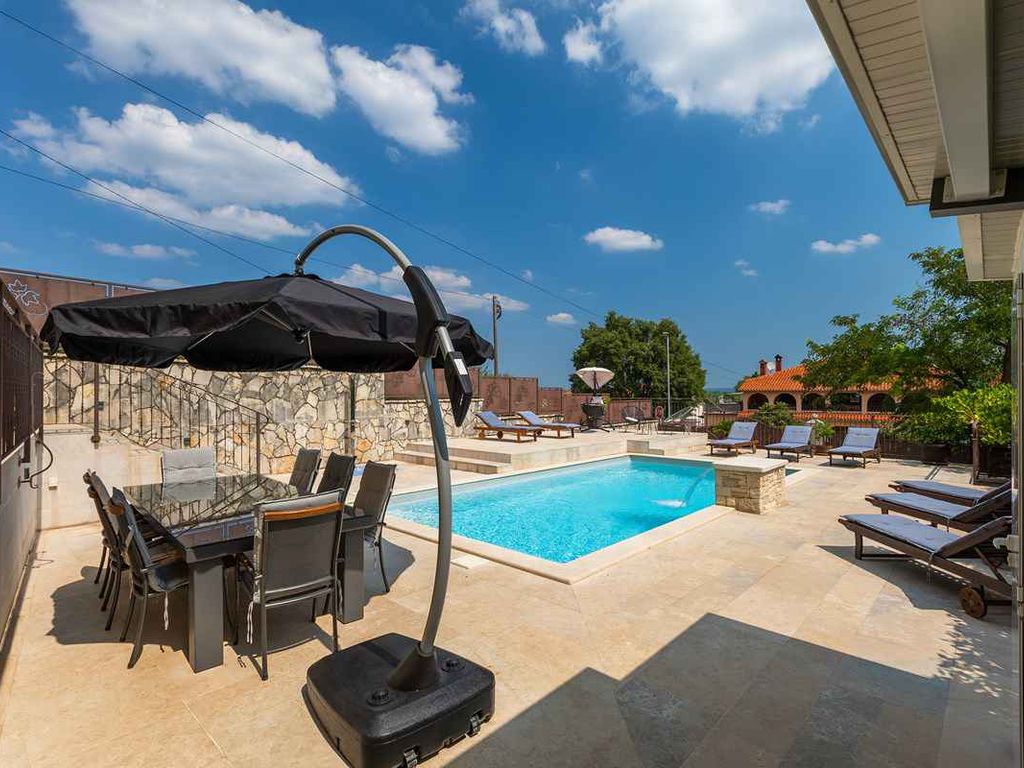 Villa mit Pool und Sonnenterrasse