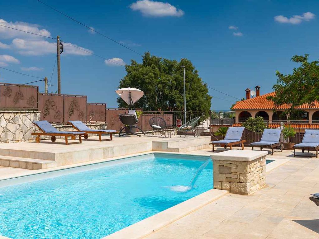 Villa mit Pool und Sonnenterrasse