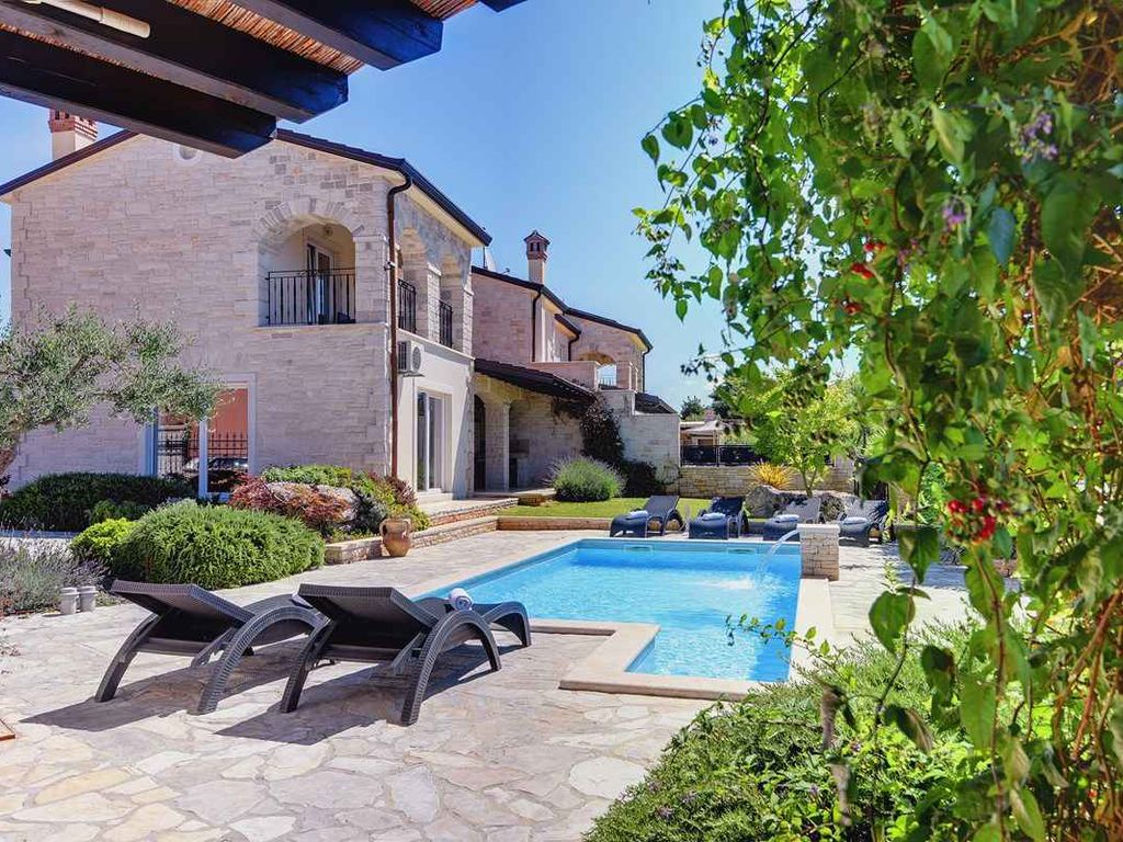 Villa mit Pool und finnischer Sauna