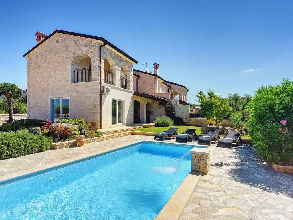 Villa mit Pool und finnischer Sauna
