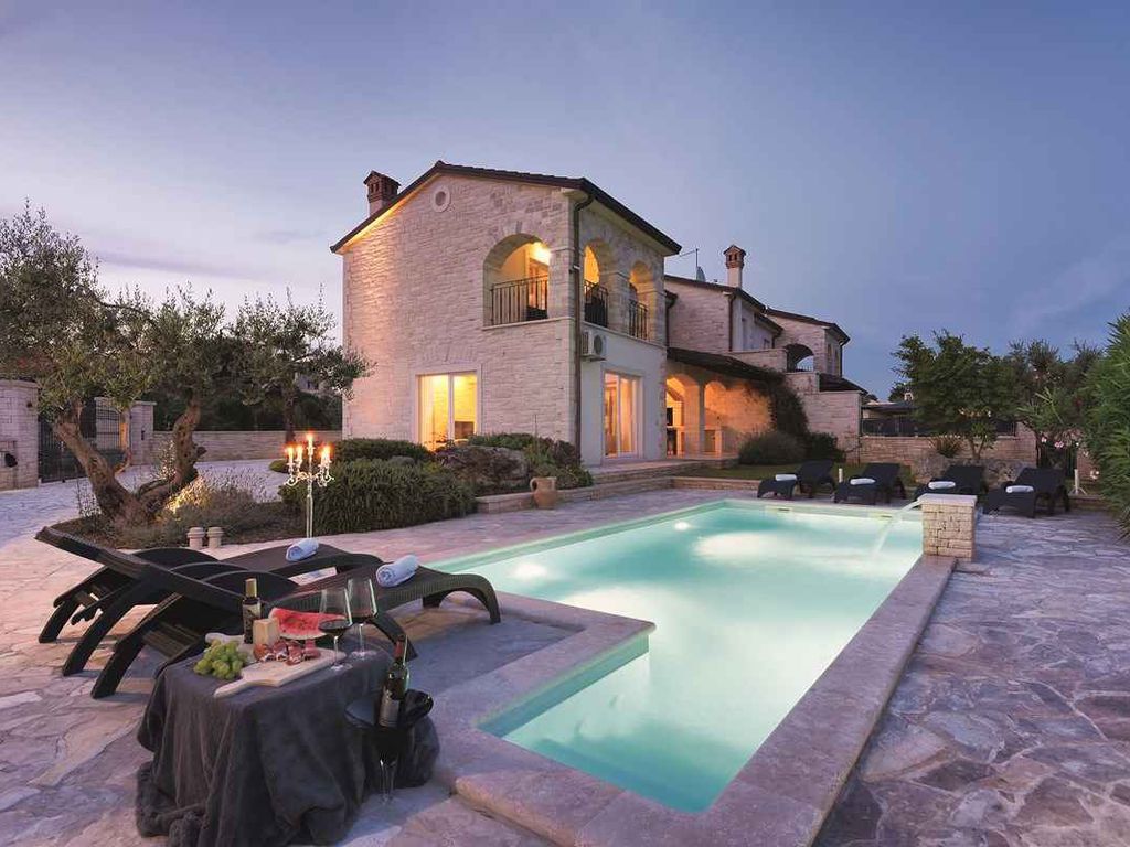 Villa mit Pool und finnischer Sauna