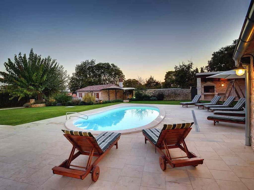 Villa mit Pool, Sauna, Sonnenterrasse und WLAN