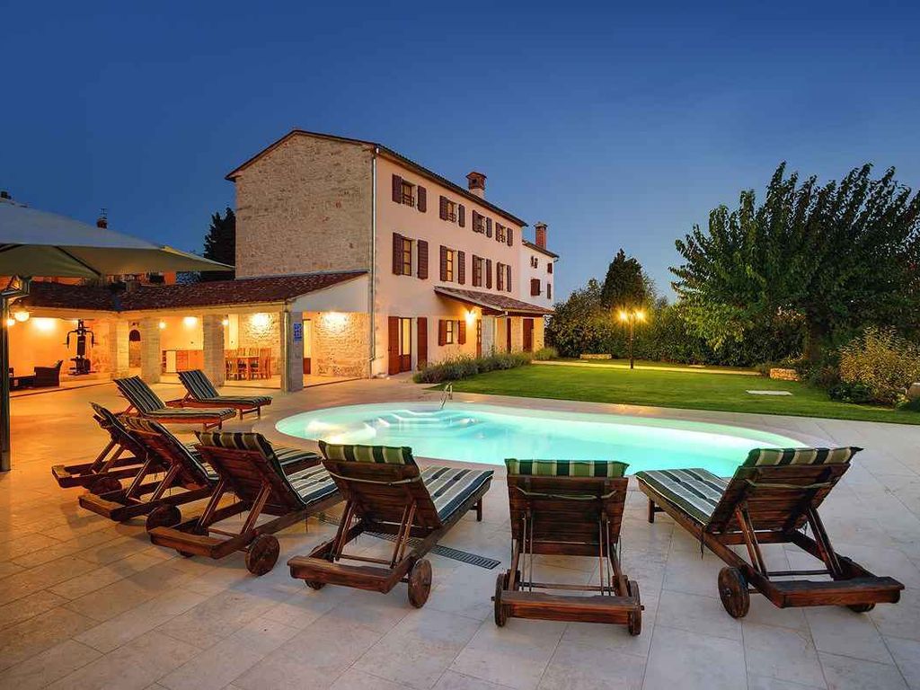 Villa mit Pool, Sauna, Sonnenterrasse und WLAN