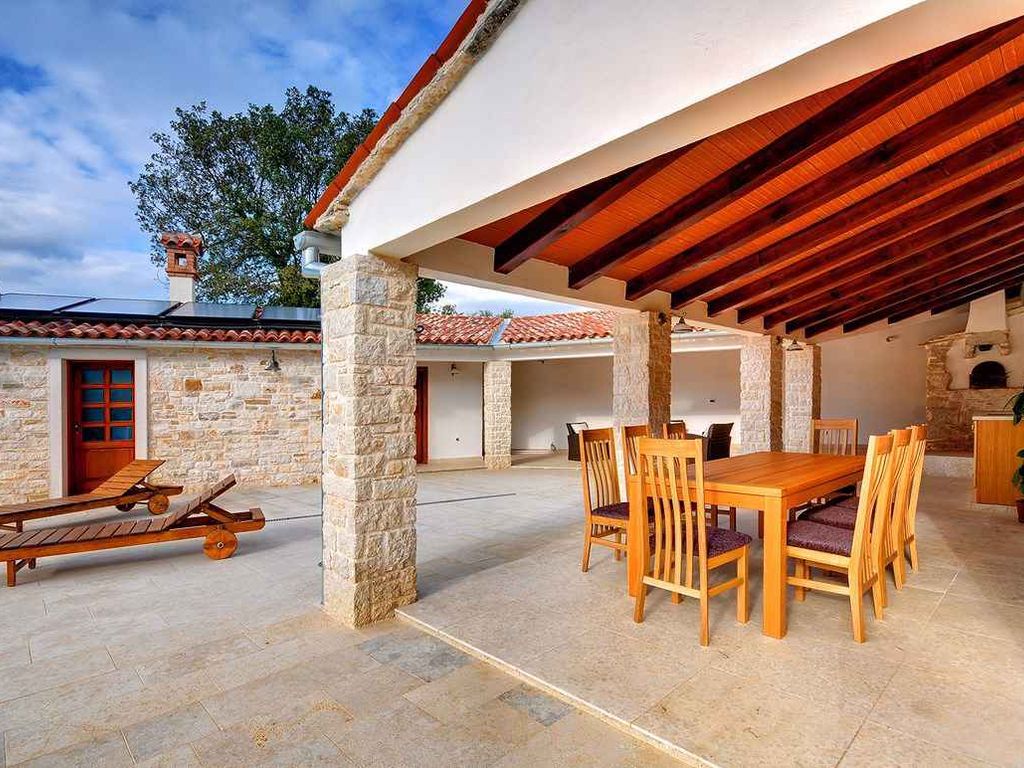 Villa mit Pool, Sauna, Sonnenterrasse und WLAN