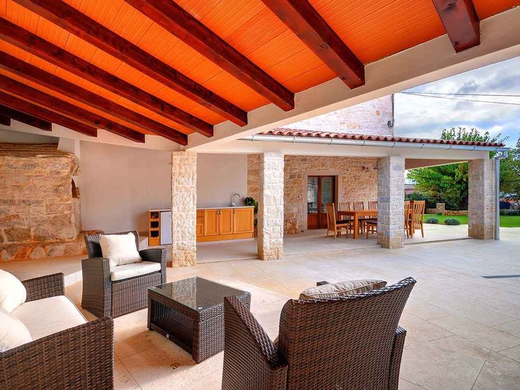 Villa mit Pool, Sauna, Sonnenterrasse und WLAN