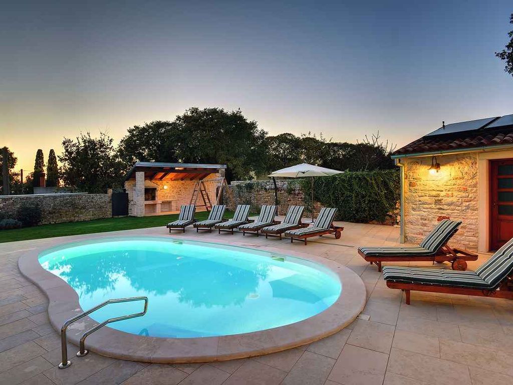 Villa mit Pool, Sauna, Sonnenterrasse und WLAN