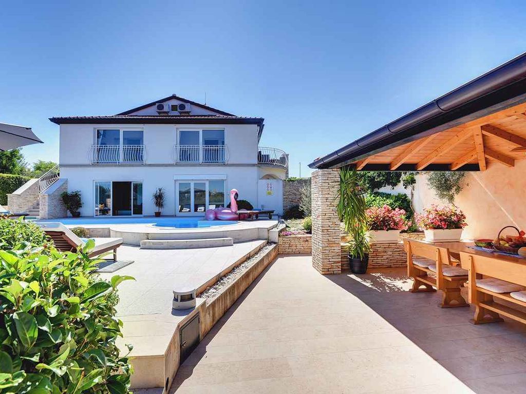 Villa mit Pool, Sauna und Jacuzzi